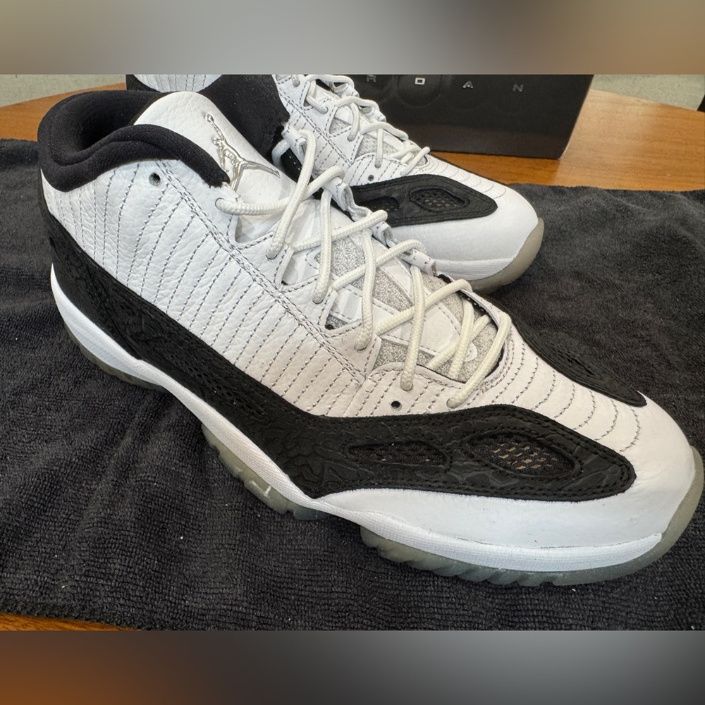 Air Jordan 11 Retro Low “White Black”